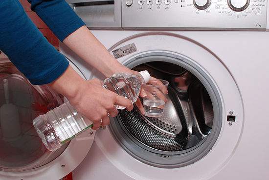 vask desinficer vaskemaskine med hvid eddike