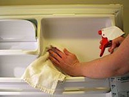Indersiden af ​​køleskabet rengøres med ren hvid eddike