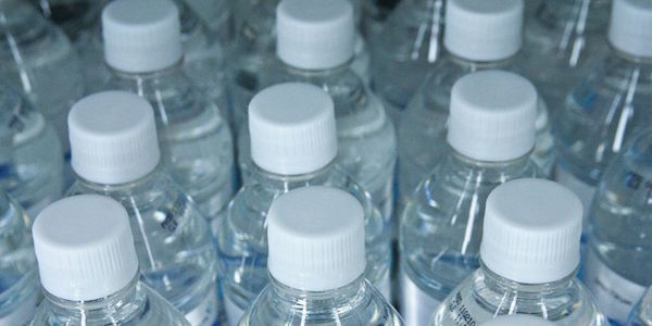 البصمة الكربونية للزجاجات البلاستيكية كبيرة. كيف تقللها؟
