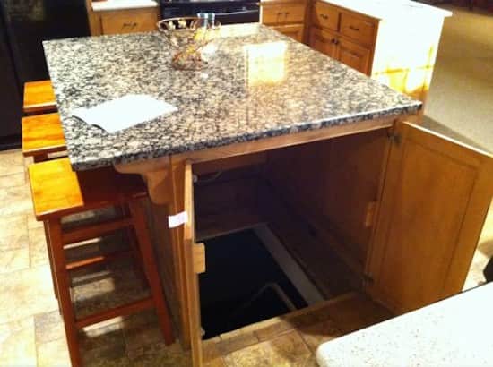 ¿Cómo hacer una isla de cocina que esconda una puerta de bodega en el suelo?