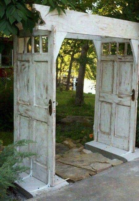 مشروع ديكور: تحويل الأبواب القديمة إلى قوس حديقة خشبي