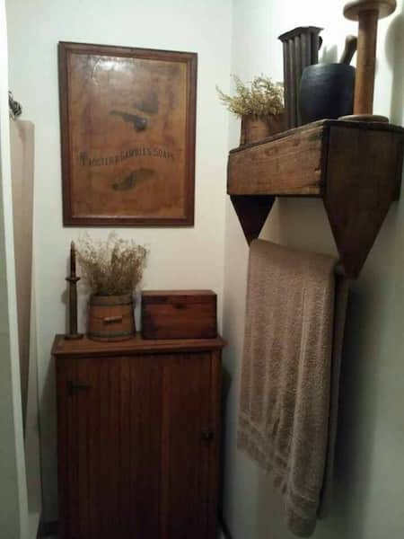 Proyecto decorativo: transformar una vieja caja de herramientas en un toallero de baño