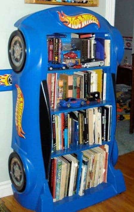 مشروع ديكور: تحويل سرير على شكل سيارة Formula 1 إلى خزانة كتب