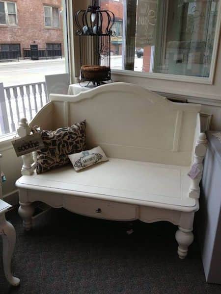 פרויקט דקורטיבי: הפוך שולחן קפה וראש מיטה לספסל עבור המרפסת שלך