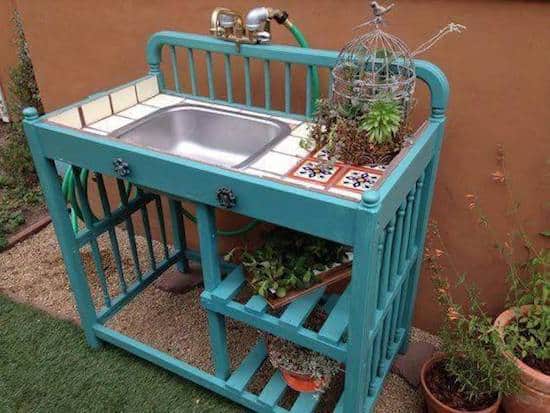 Proyecto decorativo: transformar un antiguo cambiador en una mesa de jardinería