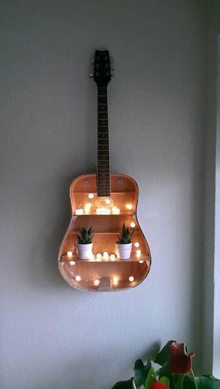 Proyecto decorativo: transformar una vieja guitarra en un estante colgante
