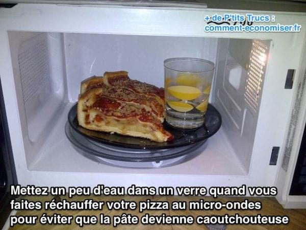 Pon agua en un vaso cuando recalientes tu pizza en el microondas.