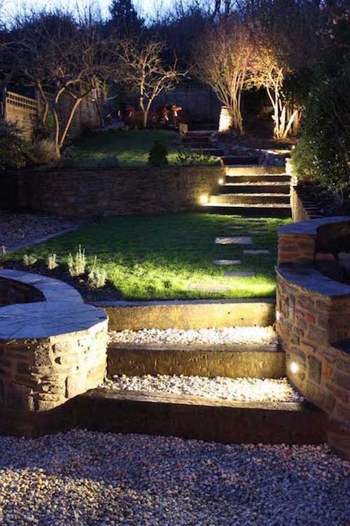 LED'er lyser op på trappetrinene i haven