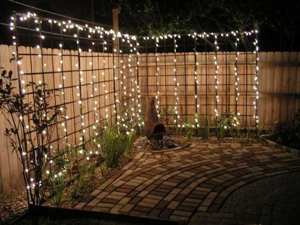 en lys guirlande dekorerer et haveespalier