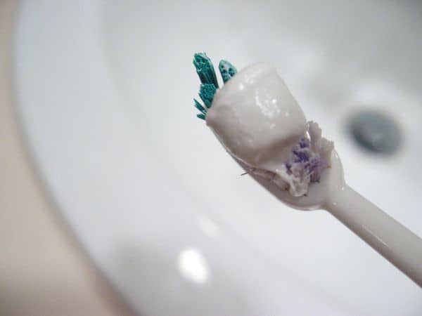 Fyld huller i væggene med tandpasta