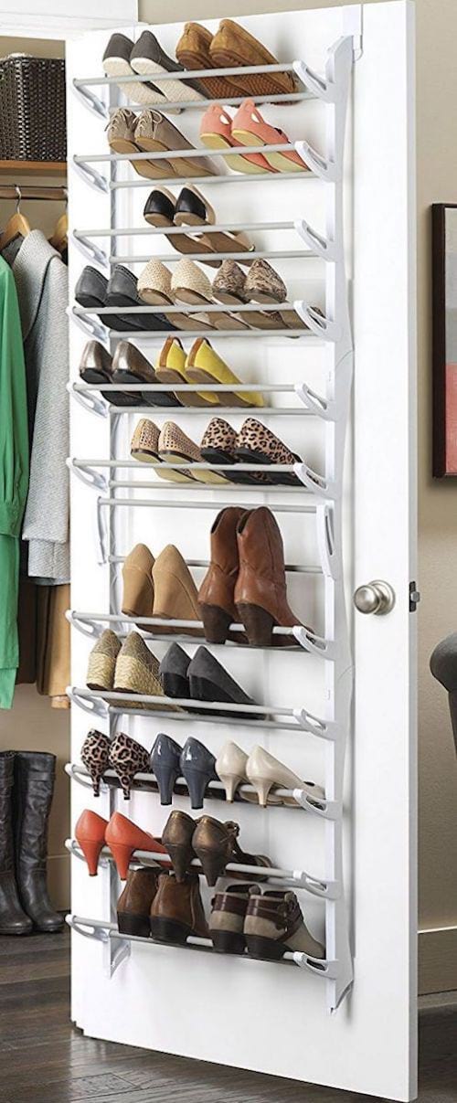un estante que cuelga detrás de una puerta para guardar zapatos