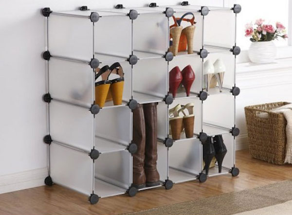 un estante modular de plástico para guardar zapatos