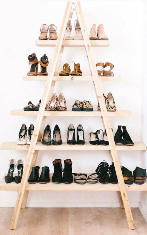 una escalera equipada con tablas para guardar zapatos
