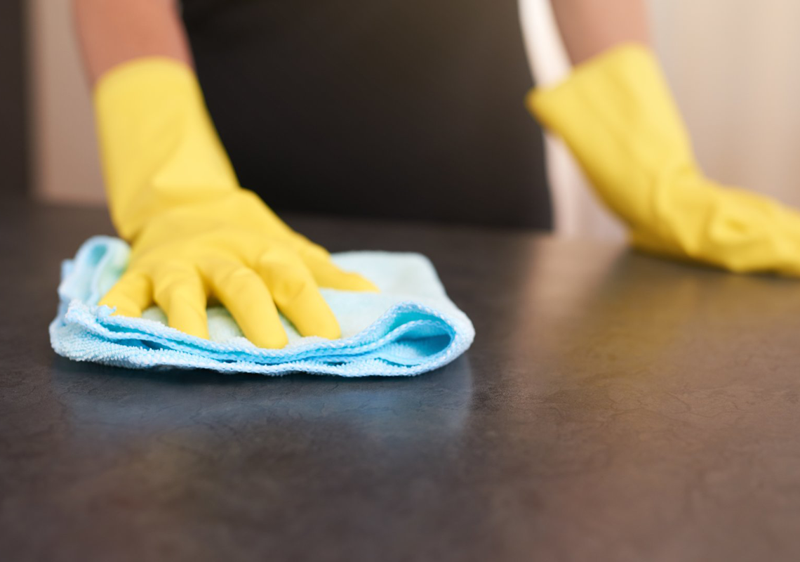 4 productos naturales y eficaces para limpiar una encimera.