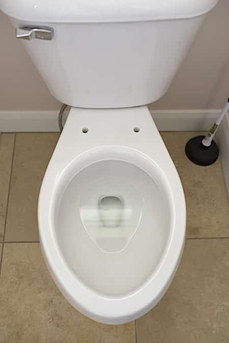 toilettet skilles ad for at vaske det godt overalt og rense toiletsædet