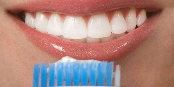 ¿Cómo blanquear los dientes con peróxido de hidrógeno?