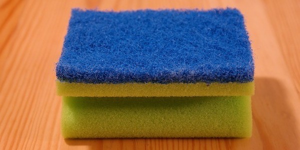 ¿Cómo desinfectar una esponja con peróxido de hidrógeno?