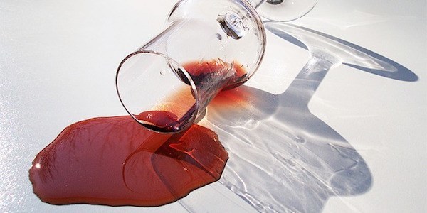 Kuidas eemaldada punase veini plekk?