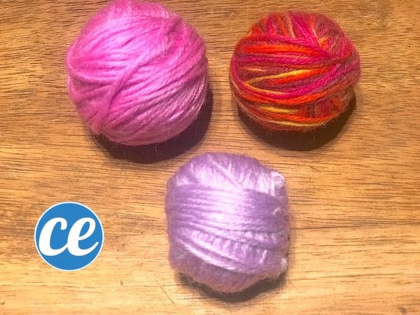 Hacer bolas de lana para hacer bolas de secado.