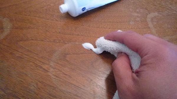 pasta de dientes para limpiar una mancha en la madera