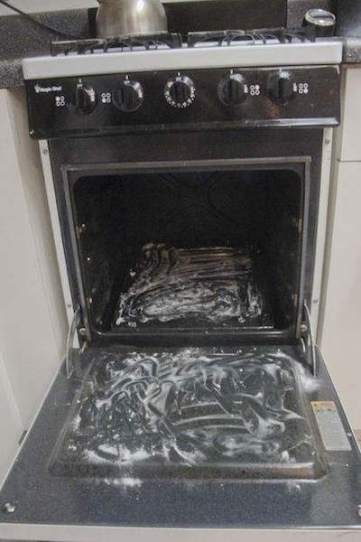Espolvorear el bicarbonat de sodi dins del forn