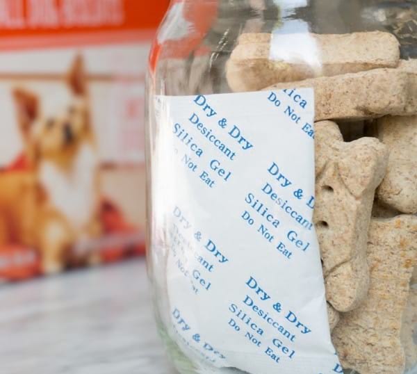 Utilitzeu sobres de sílice per emmagatzemar menjar per a gossos