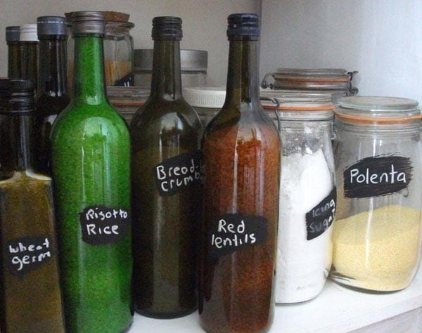 Botellas de vidrio reciclado en recipiente de comida