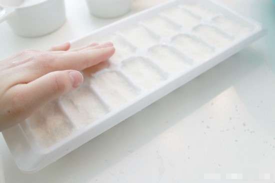 poner las pastillas de lavavajillas caseras en la bandeja de cubitos de hielo