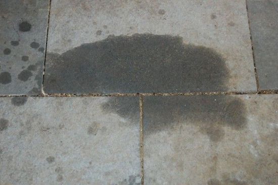 fjern fedtet pletter olie på beton garageopvaskemiddel