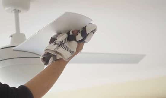 limpiar el ventilador polvoriento con detergente líquido