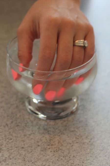 líquido para lavar platos mantiene el esmalte de uñas