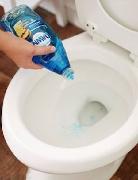 opvaskemiddel for at fjerne tilstopning af toilettet