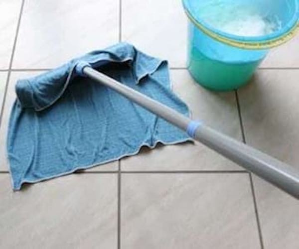 desengrasar el suelo de la cocina con líquido lavavajillas