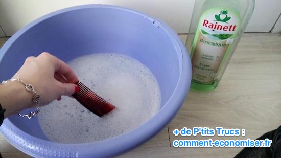 تنظيف فرشاة مشط الشعر في سائل غسل الصحون