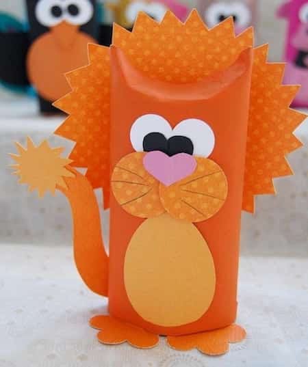 león naranja en rollo de papel higiénico