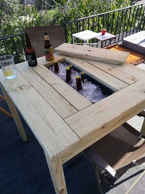 una mesa para el almuerzo en la terraza con un espacio integrado para enfriar bebidas