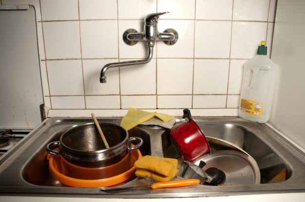 لا تضع كل الأطباق المتسخة في الحوض