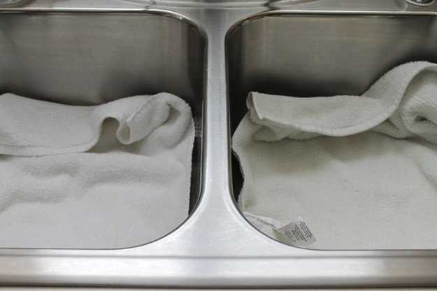 ضع منشفة من الوبر في الحوض لغسل الكؤوس الكريستالية