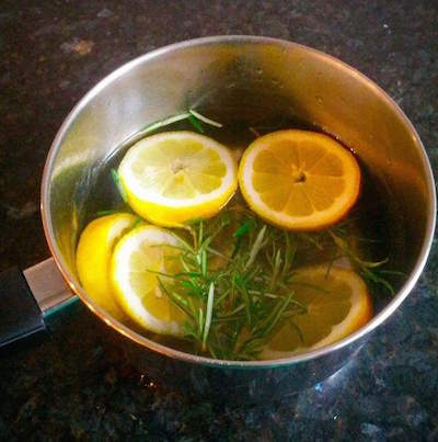 Rodalles de llimona i herbes aromàtiques en una olla amb aigua