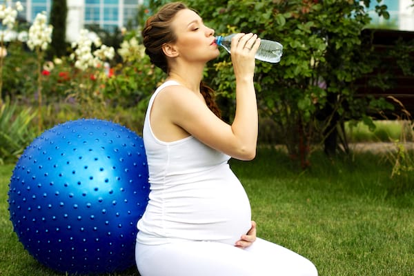 Mantenerse bien hidratado para usted y el bebé durante el embarazo