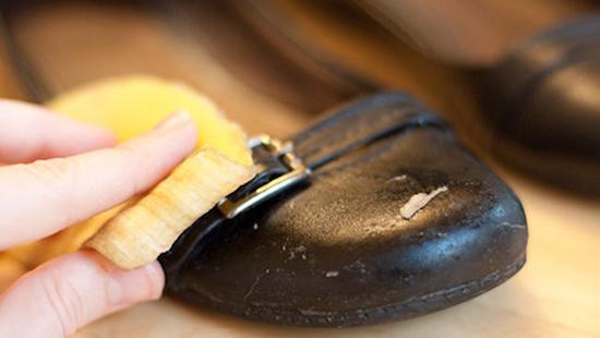 Bananų žievelė padeda blizginti batų odą