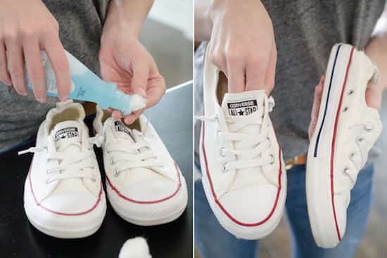 gebruik nagellakremover om vlekken op witte sneakers te verwijderen
