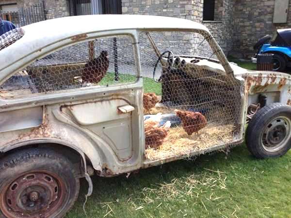 originalt hønsehus i gammel bil