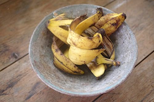 Brug bananskræller til at gøde havejord