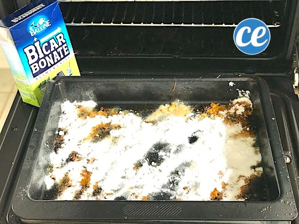 Netejar la safata del forn amb bicarbonat de sodi