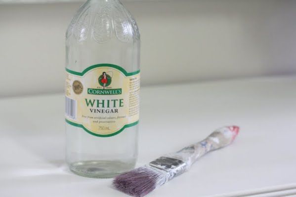 Limpiar los pinceles con vinagre blanco