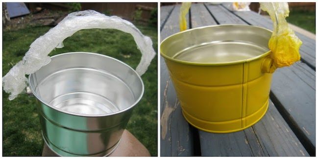 Coloca una cuchara de vinagre blanco sobre un balde para que la pintura se adhiera mejor