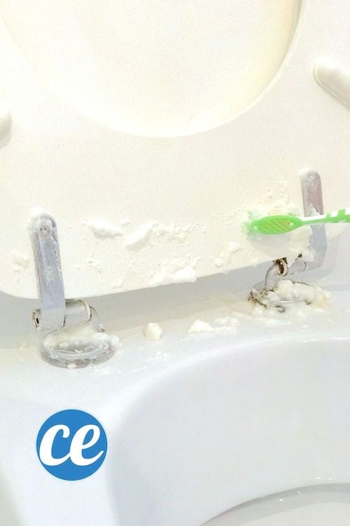 A trick to remove bad odors in the toilet with a baking soda and lemon paste