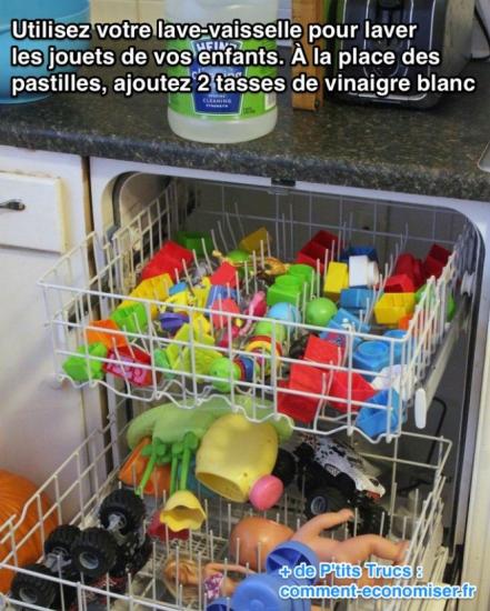 Los juguetes se colocan en el lavavajillas para lavarlos.