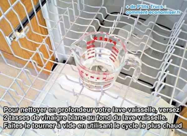 Per netejar a fons el rentavaixelles, aboqueu 2 tasses de vinagre blanc a la part inferior del rentavaixelles.